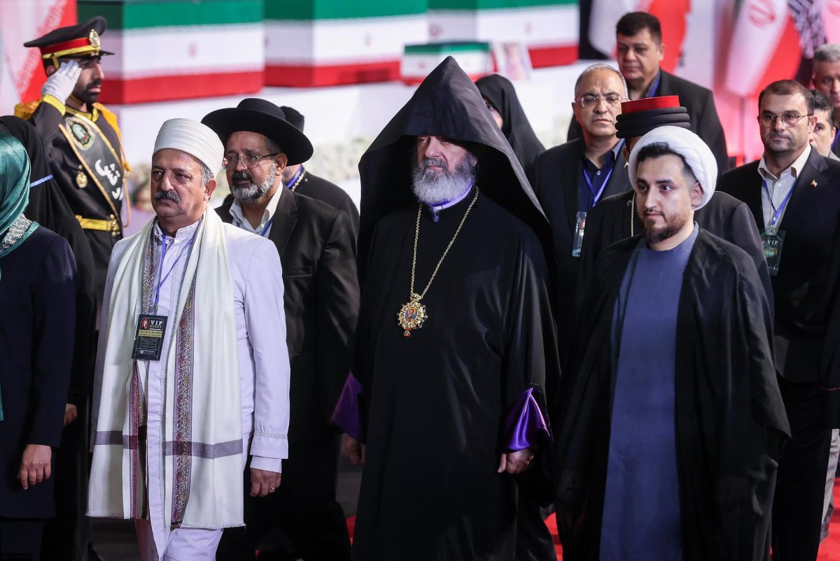 Mourning of slain supreme leader enters second day in Iran