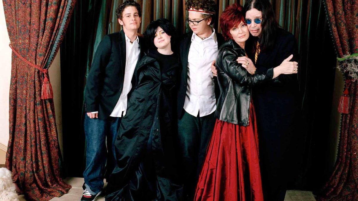 THE OSBOURNES, SEASON 3 Ozzy and the family. The Osbournes. Here we go again witht he third and fianl reality series, quickly following last week's premiere on MTV, which focuses on the freaky family's escalating fortunes as a result of the success of the first two series. Ozzy wins an argument about how many dogs they've got, but there's no time to gloat while wife Shaz is fretting about her performance on The Sharon Osbourne Show. After wayward kids Jack and Kelly refuse to appear to spice up her show, she turns in desperation to gullible Oz. Elsewhere, Ozzy discovers the purpose of pantyliners, and one of the pooches disgraces itself in Sharon's producer's office. Tx:TX Date This picture may be used solely for Channel 4 programme publicity purposes in connection with the current broadcast of the programme(s) featured in the national and local press and listings. Not to be reproduced or redistributed for any use or in any medium not set out above (including the internet or other electronic form) without the prior written consent of Channel 4 Picture Publicity 020 7306 8685 CHANNEL 4 PICTURE PUBLICITY 124 Horseferry Road London SW1P 2TX 020 7306 8685