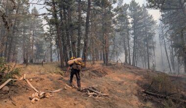 Residents of 70 Mile House, B.C., told to leave as wildfire looms