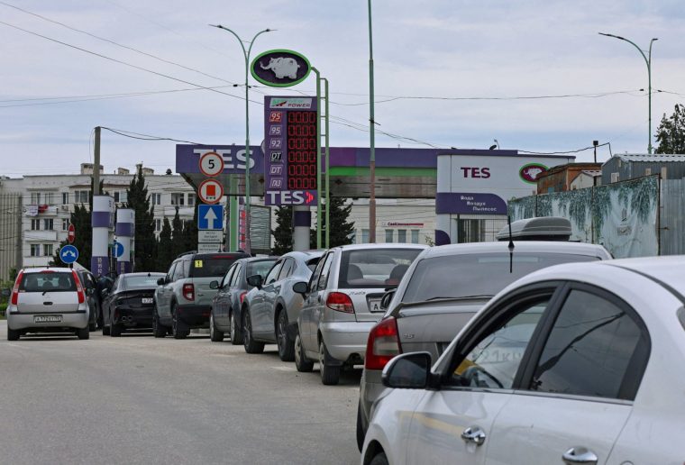 FILE PHOTO: Cars queue for fuel at a gas station after the authorities restricted fuel sales amid a supply shortage following Ukrainian attacks on logistics routes in the course of Russia-Ukraine conflict, in Sevastopol, Crimea June 1, 2026. REUTERS/Stringer/File Photo
