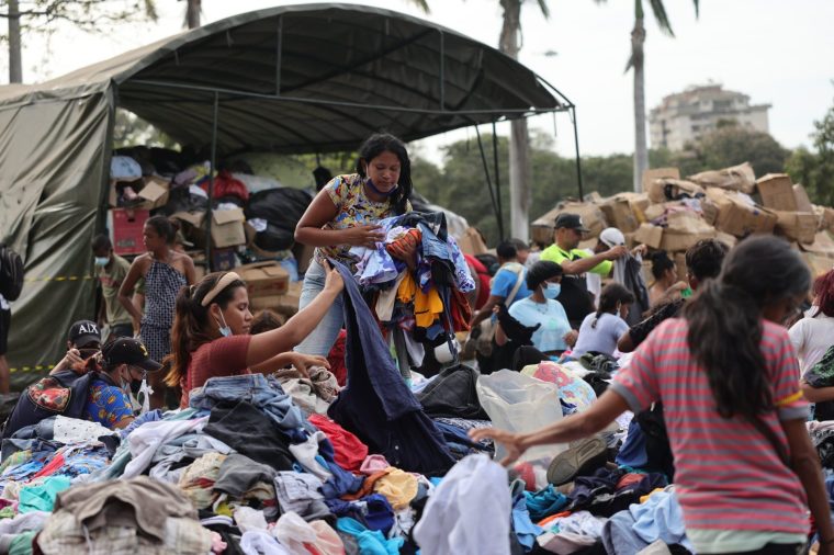 Families pick clothes at a shelter for the victims of an earthquake that struck Venezuela. (Picture: Jesus Vargas/Getty Images)