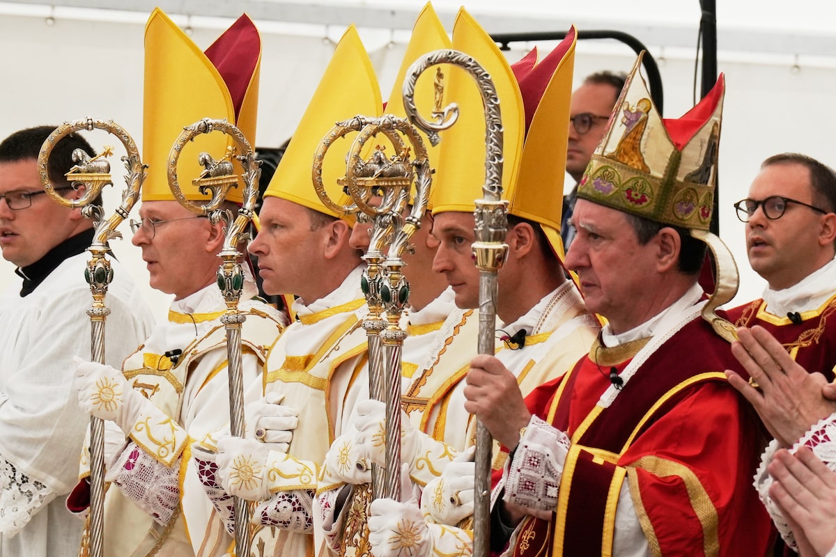 Vatican excommunicates bishops and priests belonging to traditionalist group
