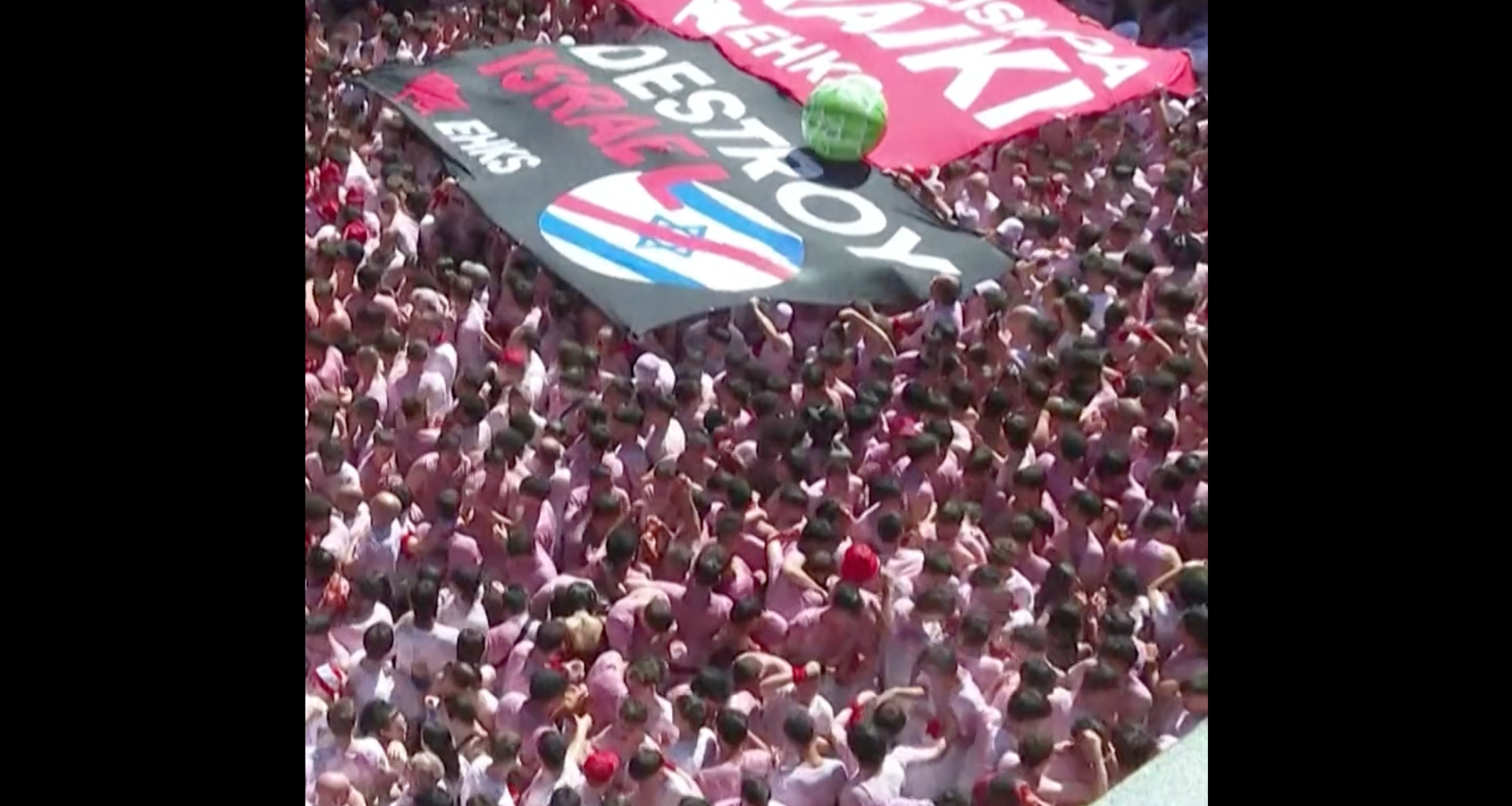Crowds hold ‘destroy Israel’ banner at Spain’s Pamplona bull run | Newsfeed