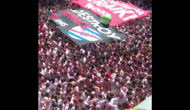 Crowds hold ‘destroy Israel’ banner at Spain’s Pamplona bull run | Newsfeed