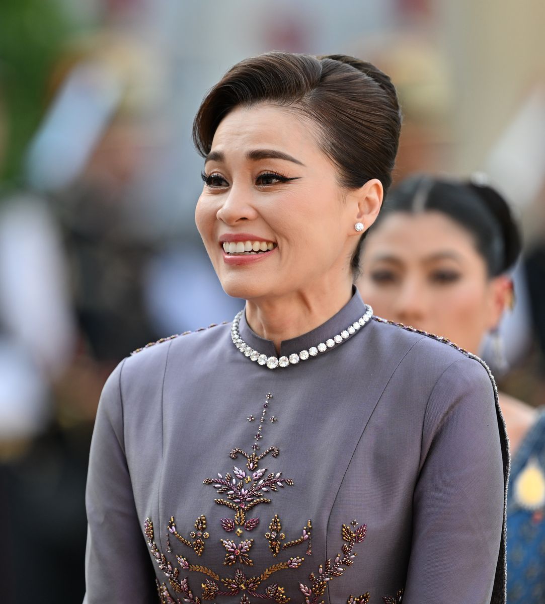 Queen Suthida captivates in an elegant Thai-inspired ensemble paired with a spectacular diamond necklace.