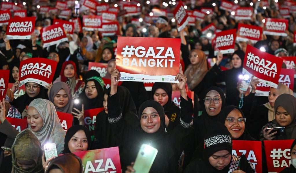 Muslims wave placards during a pro-Palestine rally in Kuala Lumpur on August 24, 2025. Photo: AFP