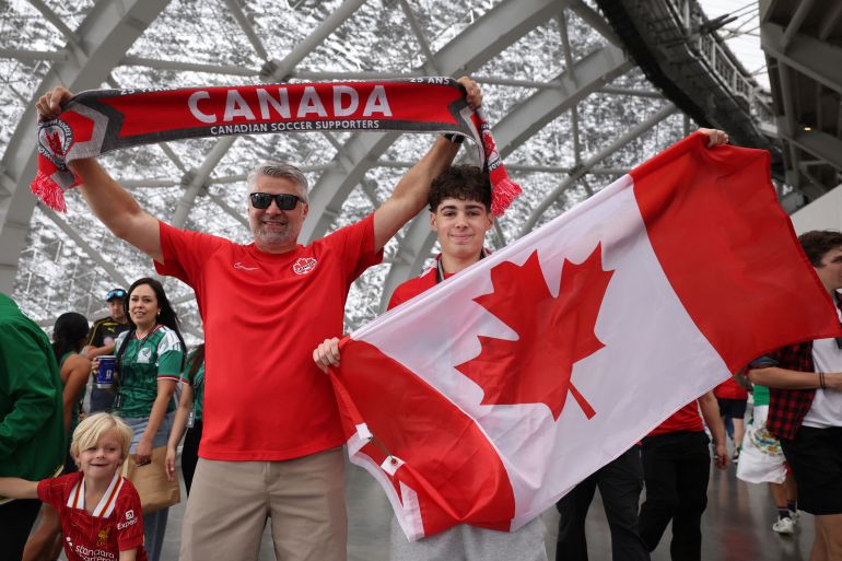 INGLEWOOD, CALIFORNIA - JUNE 28: Fans of Canada pose for a photograph inside the stadium before the FIFA World Cup 2026 Round Of 32 match between South Africa and Canada at Los Angeles Stadium on June 28, 2026 in Inglewood, California. Alex Grimm/Getty Images/AFP (Photo by ALEX GRIMM / GETTY IMAGES NORTH AMERICA / Getty Images via AFP)