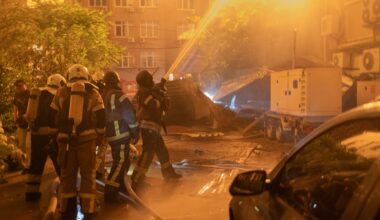 At least 8 killed in Kyiv after Zelenskyy warns of ‘massive Russian strike’ | Russia-Ukraine war News