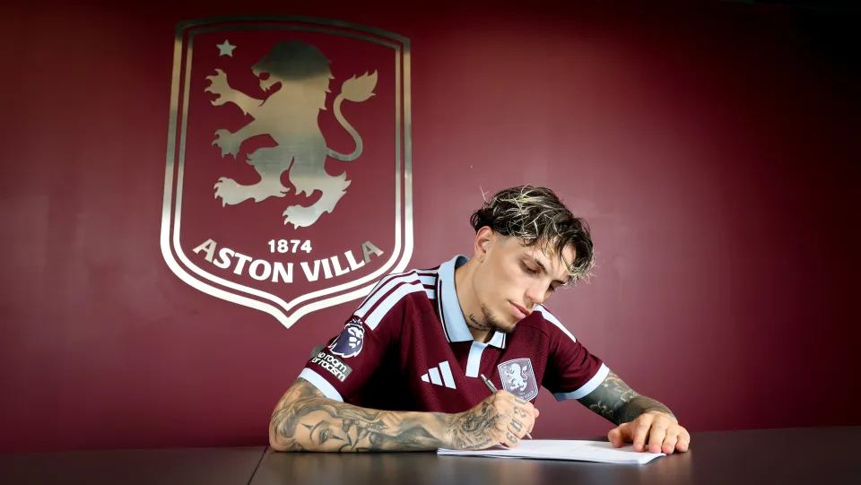 Alejandro Garnacho signs his Aston Villa contract