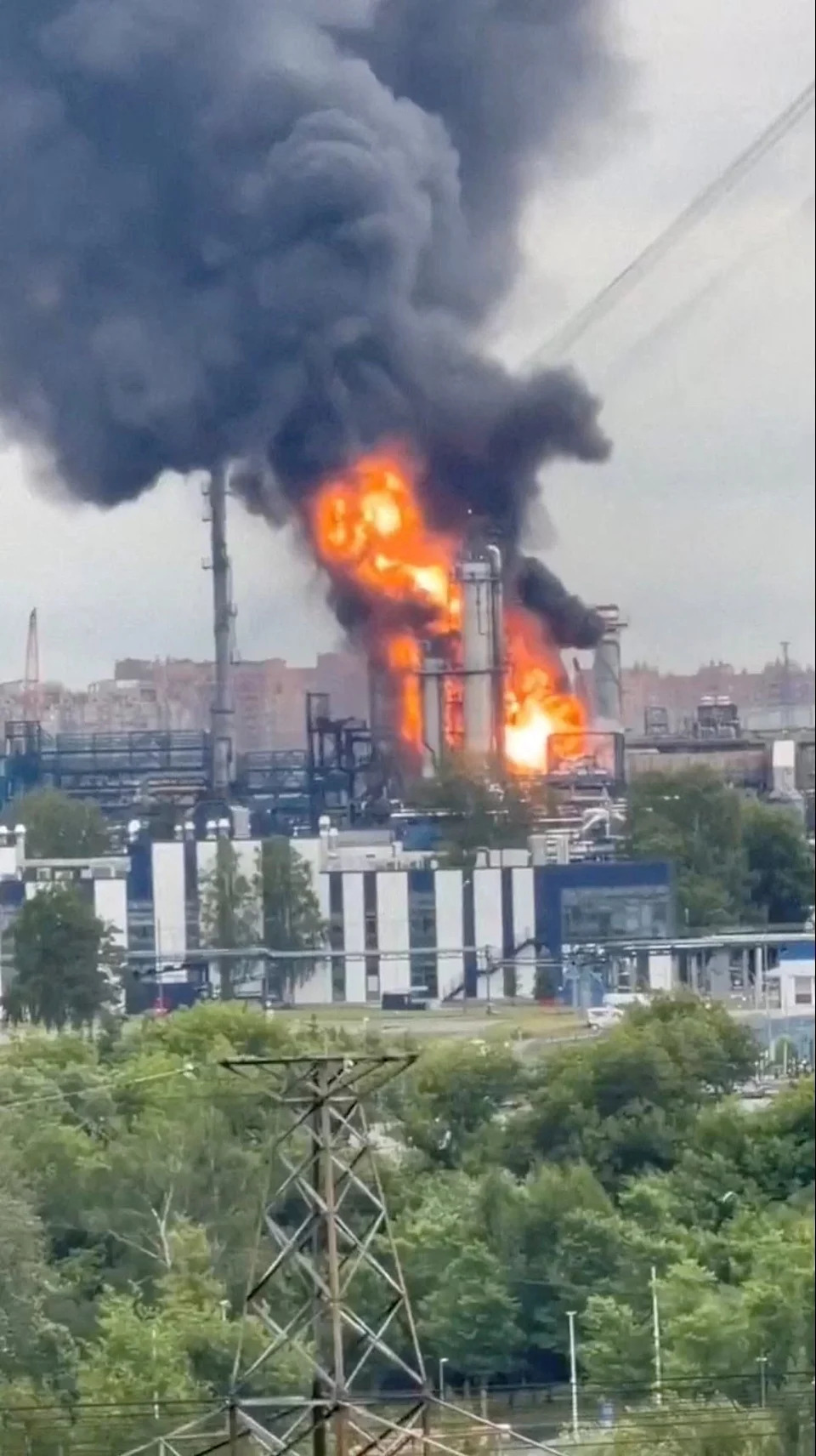 Flames and smoke rise from a facility at an oil refinery following a Ukrainian drone attack, in Moscow, Russia, June 16, 2026, in this screen grab taken from a social media video. / SOCIAL MEDIA / via REUTERS