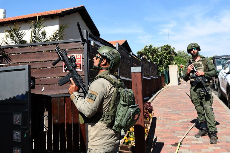 epa13009185 Israeli security personnel remain on alert and scan the sky for an FPV drone in Metula, northern Israel, 01 June 2026. Israeli Prime Minister Benjamin Netanyahu ordered strikes on what his office described as Hezbollah targets in Beirut's southern suburbs, according to a statement from his office. EPA/ATEF SAFADI