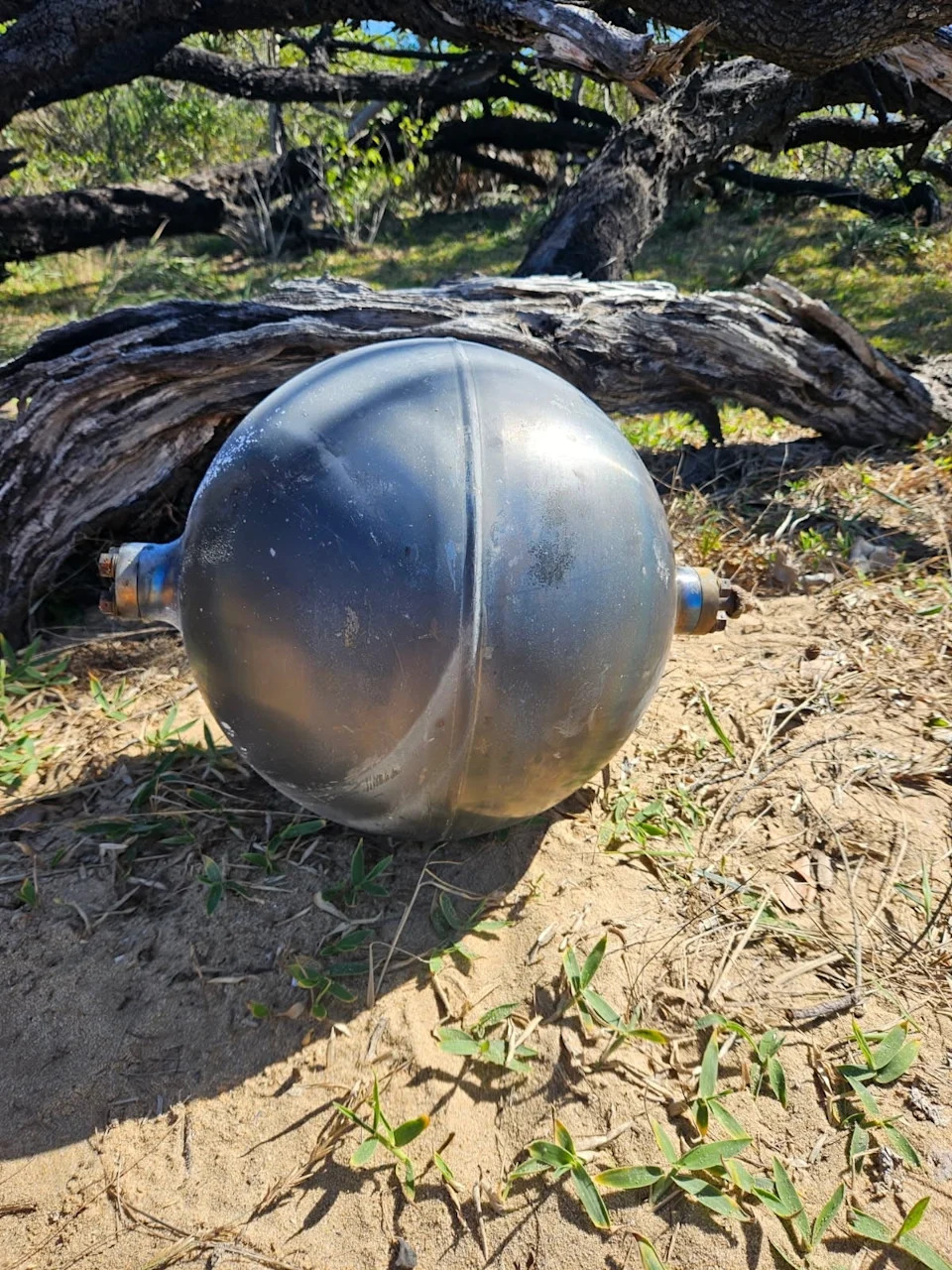 Strange black ball found in Queensland beach (QFD/X)
