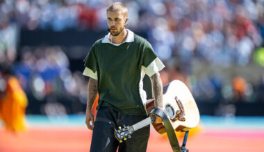 Justin Bieber slows the World Cup halftime show down with an acoustic performance that some called 'underwhelming' and others said was 'impressive'