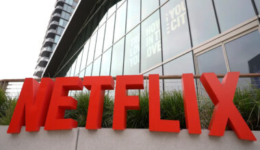 Netflix beats on earnings per share, misses on revenue in second quarter