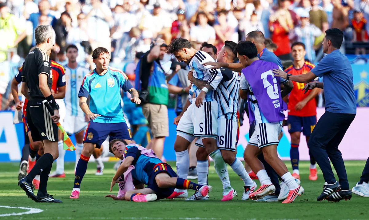 World Cup final ends in scuffle as Argentina's Leandro Paredes grabs Spain's Eric García by the throat
