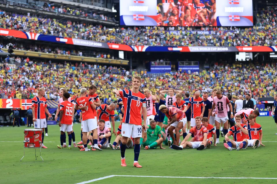 Norway players celebrate on the pitch after beating Brazil at the World Cup