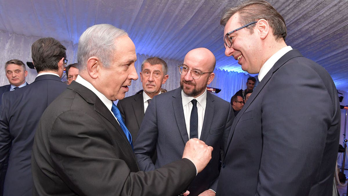 Serbian President Aleksandar Vucic (R) and Israeli Prime Minister Benjamin Netanyahu