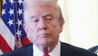 This Awkward Donald Trump Photo Just Won An Award For Excellence In Journalism And His Reaction Says It All - BuzzFeed