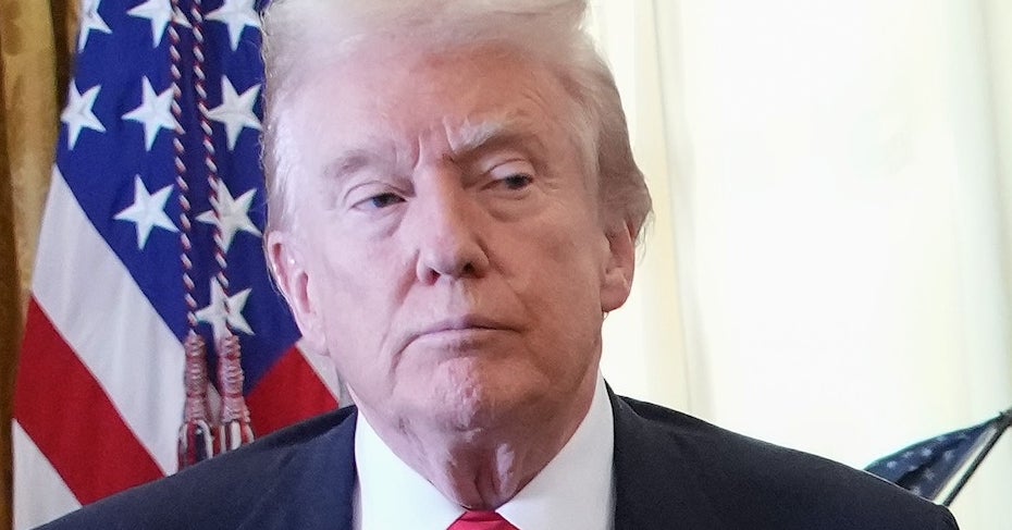This Awkward Donald Trump Photo Just Won An Award For Excellence In Journalism And His Reaction Says It All - BuzzFeed