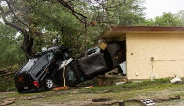 2 dead, hundreds rescued in Texas Hill Country flooding