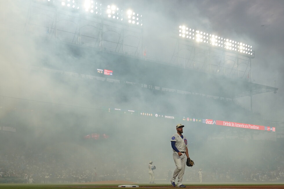 Cubs fans sing `Take Me Home, Country Roads' during fog delay at Wrigley Field