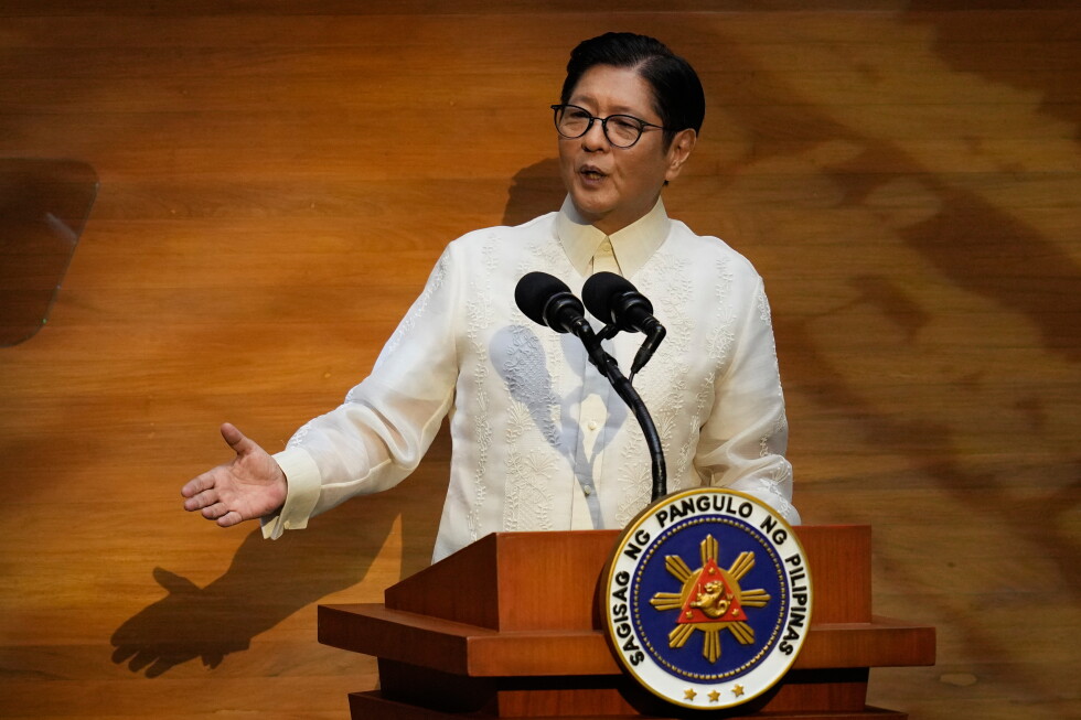 Philippine president vows to uphold South China Sea ruling in key speech