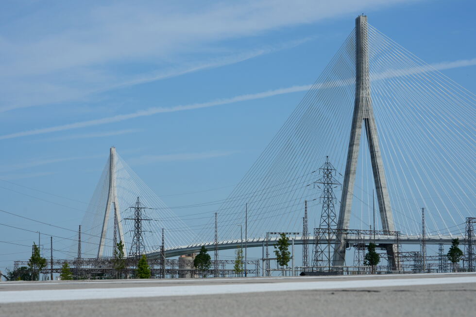 Canada celebrates new bridge to US while fighting Trump tariffs