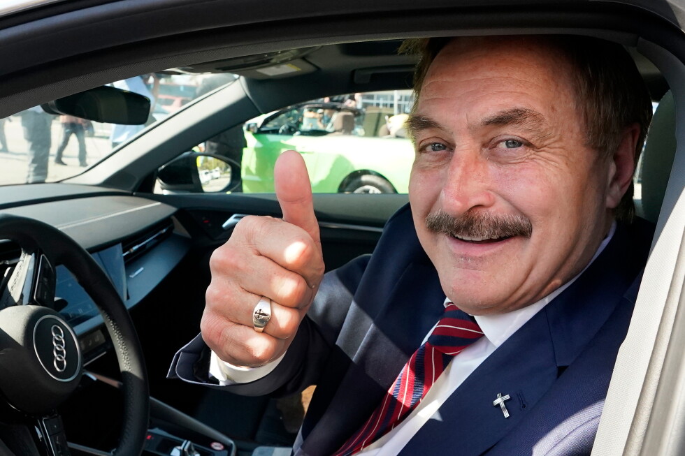 Trump endorses 'Pillow Man' Mike Lindell for Minnesota governor