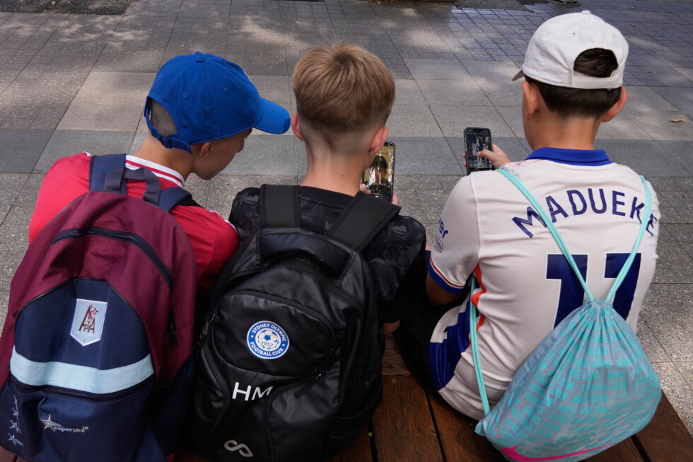 French lawmakers approve social media ban for children under 15