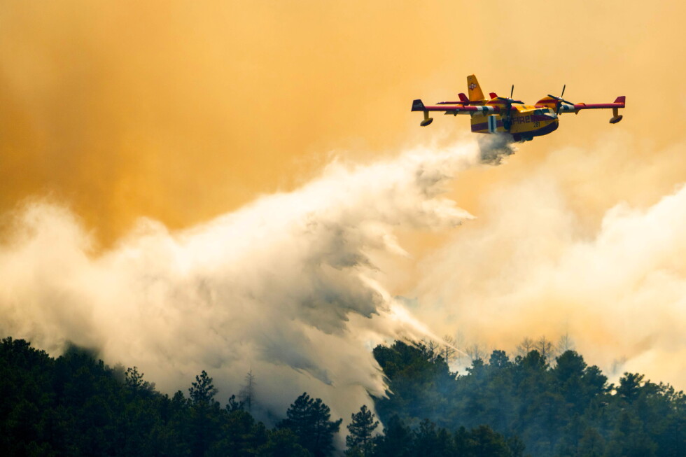 Wildfire near Denver forces evacuation of thousands and destroys more than 160 structures