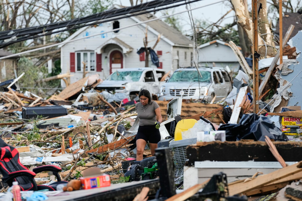 Wisconsin tornado causes extensive damage and cuts power to homes