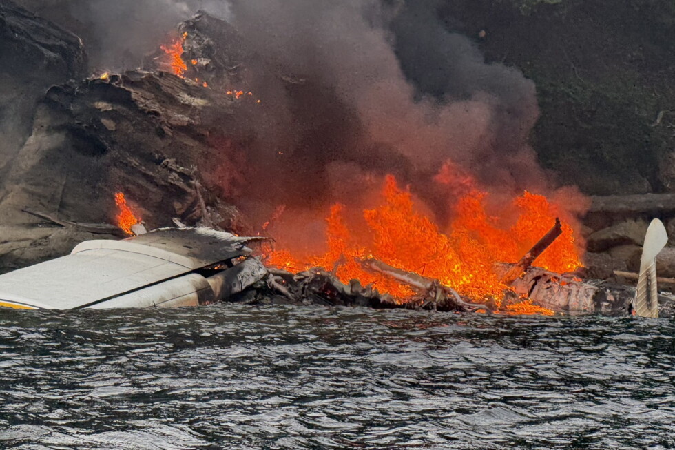 Seaplane crashes into island north of Seattle, all 11 people rescued