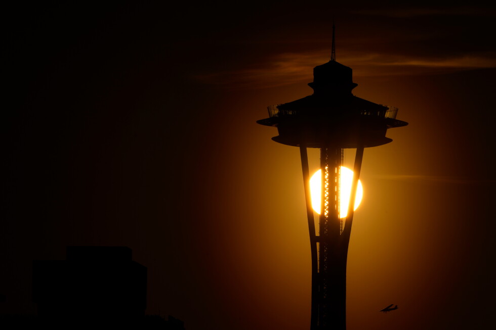 Seattle police say men who parachuted from the Space Needle face trespassing charges