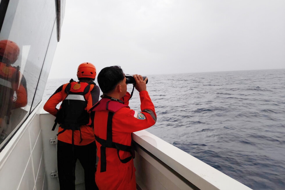 Rescuers find 2 more survivors in Indonesia boat sinking