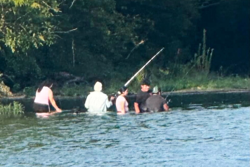 A passing boater believes he photographed the 5 adults who drowned on an Ohio river