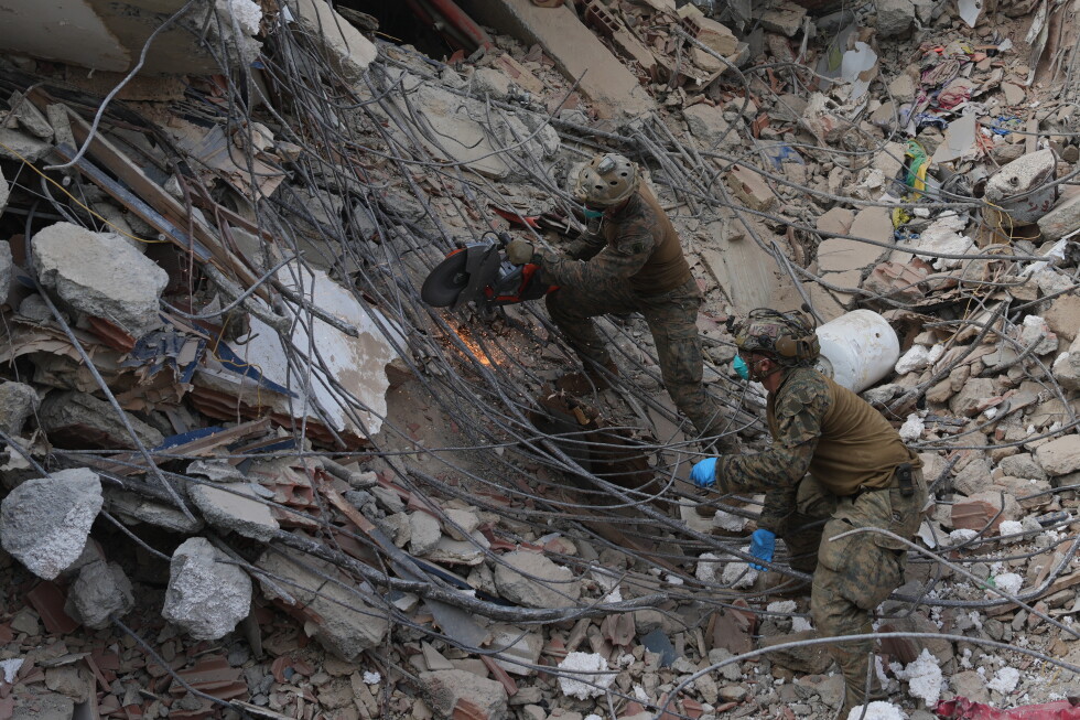Venezuelan earthquake survivors decry faltering government response