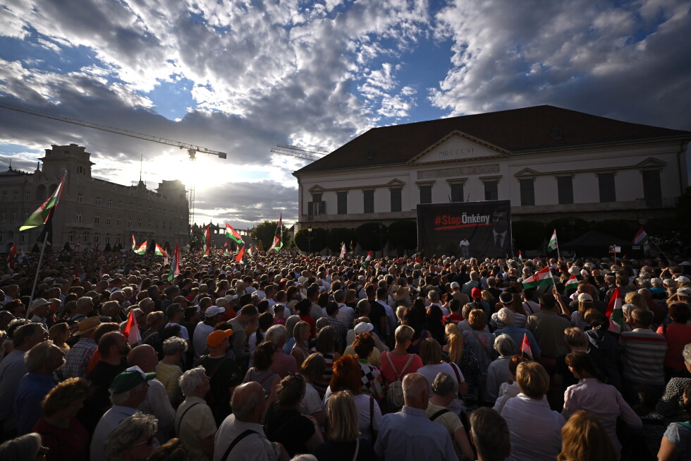 Orbán allies protest in Hungary against government plans to oust president