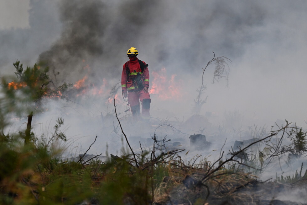 Wildfire forces 55,000 more people to evacuate in southwest France