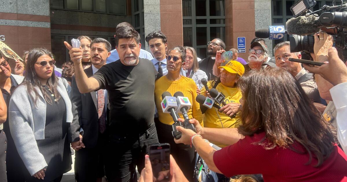 Feds drop case against labor leader arrested at immigration protest