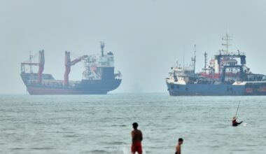 Oil prices ease after US and Iran pause their attacks