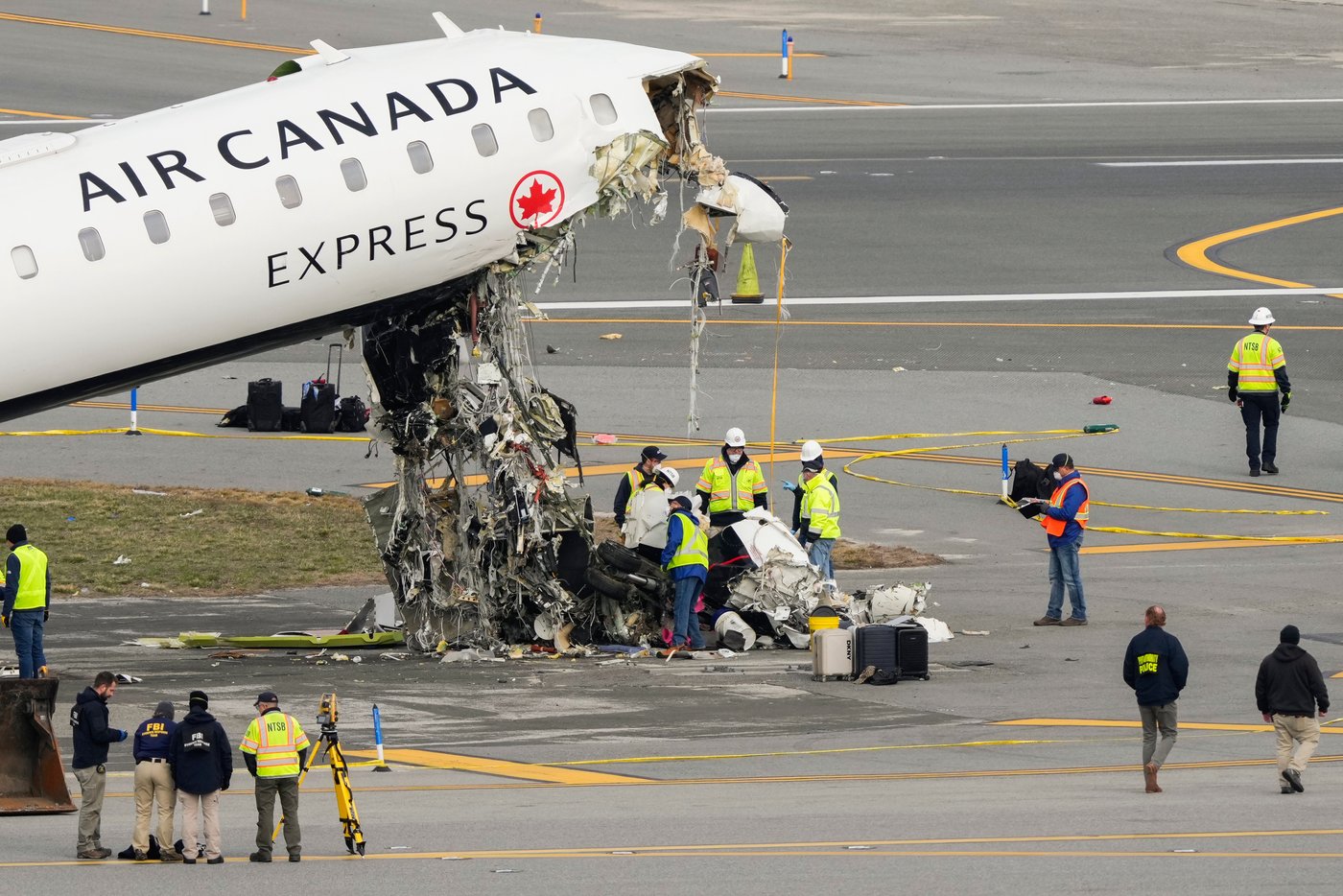 Flight controllers allegedly punched out early before Air Canada plane crash