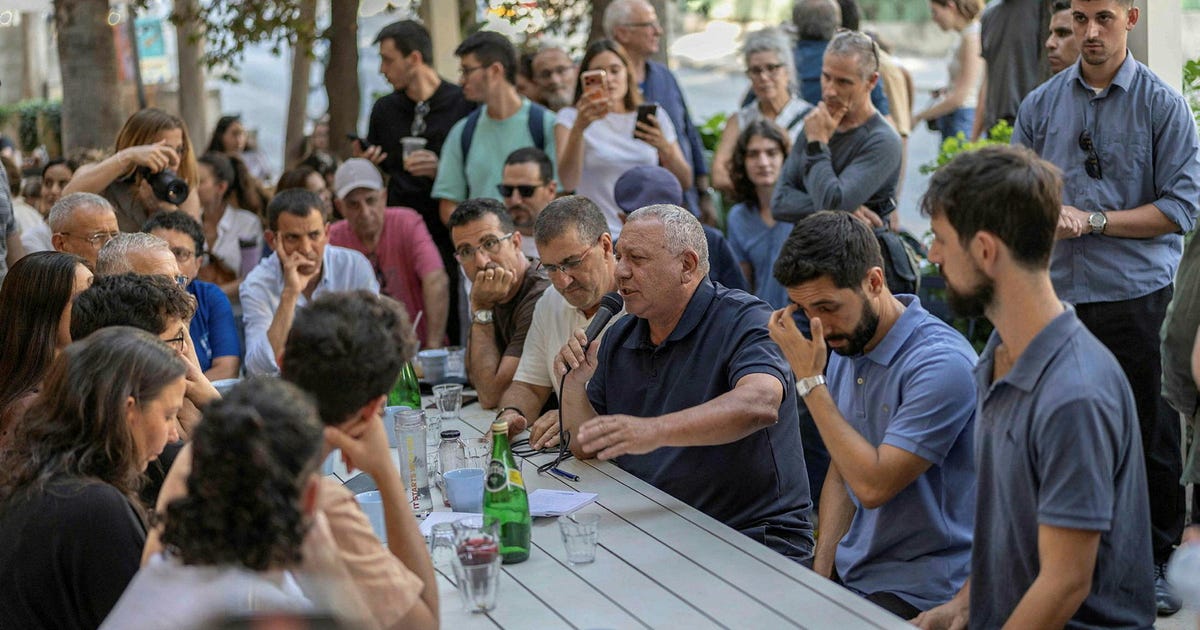 Unmoved by Netanyahu's Tricks and Shticks, Eisenkot Eyes a Minority Government