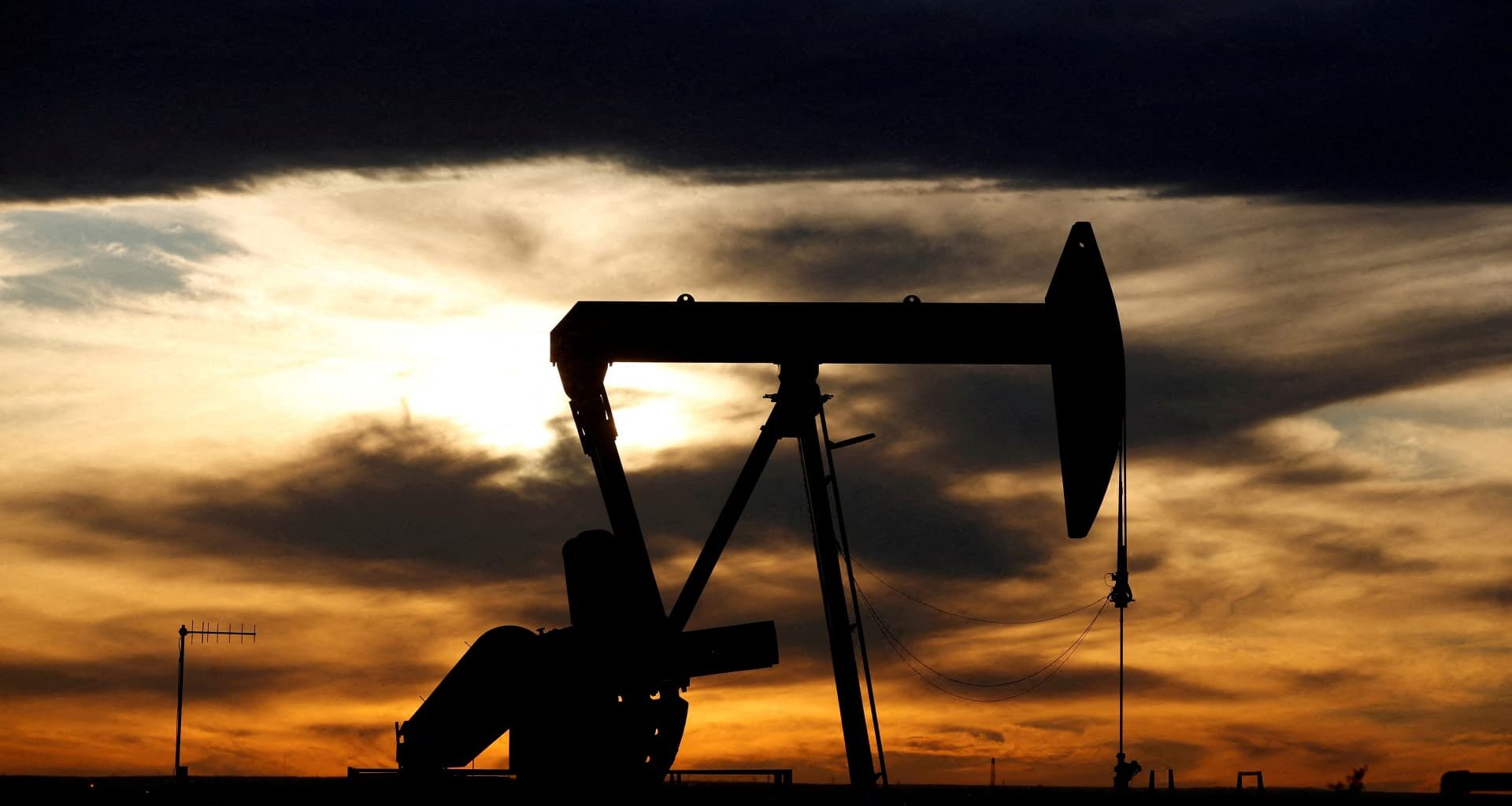 Oil steadies as investors weigh expanded U.S. sanctions against Iran