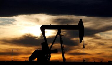 Oil steadies as investors weigh expanded U.S. sanctions against Iran