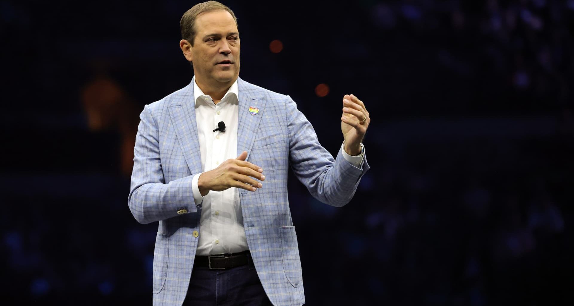 Cisco's stock drops despite earnings, revenue beat