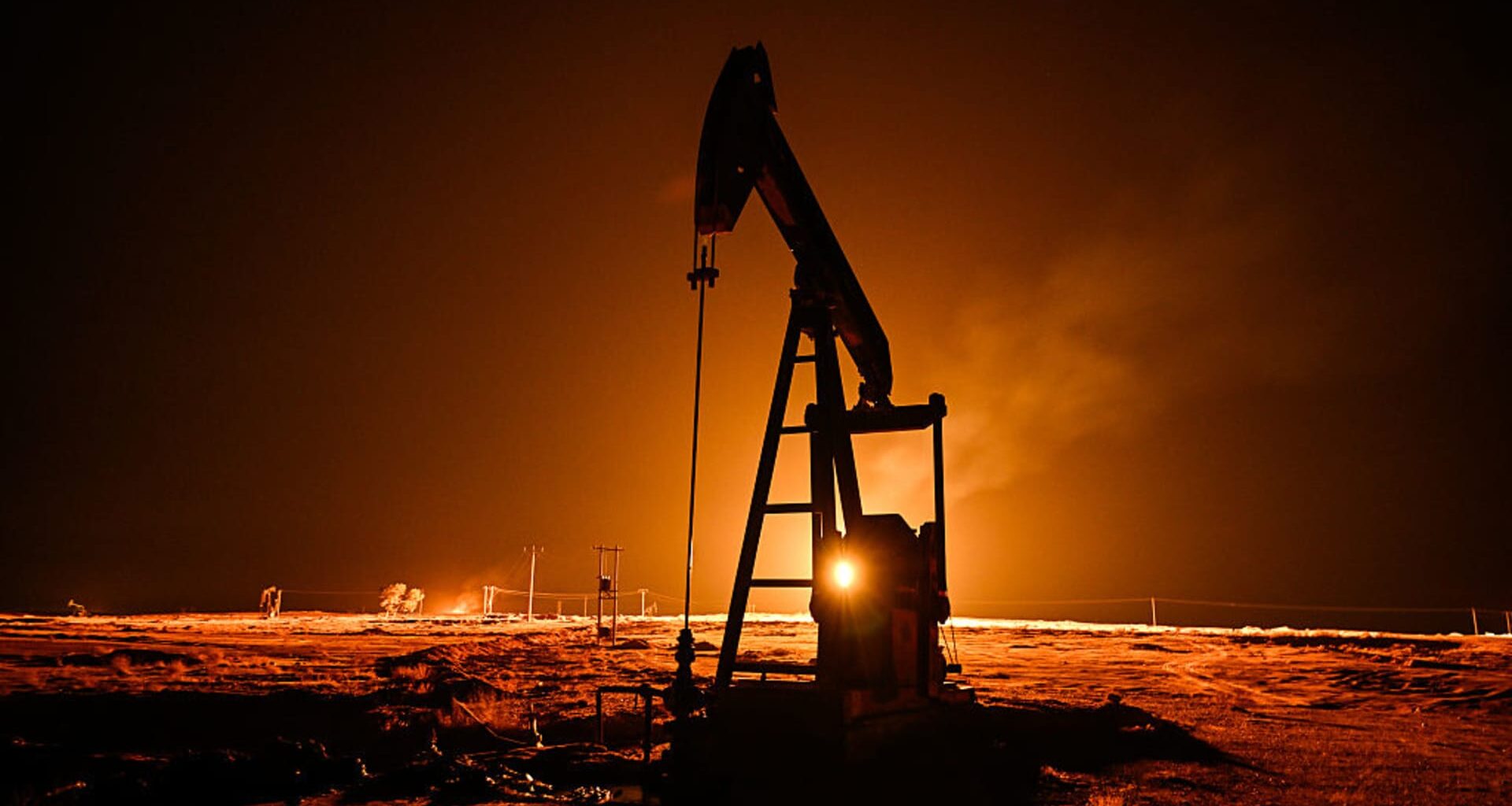 Oil treads water as U.S.-Iran peace talks stall, Hormuz shipping slows