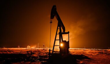 Oil treads water as U.S.-Iran peace talks stall, Hormuz shipping slows