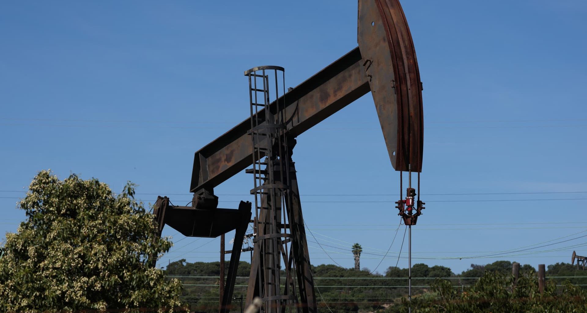 Oil steadies after U.S. threatens to blockade Iran indefinitely