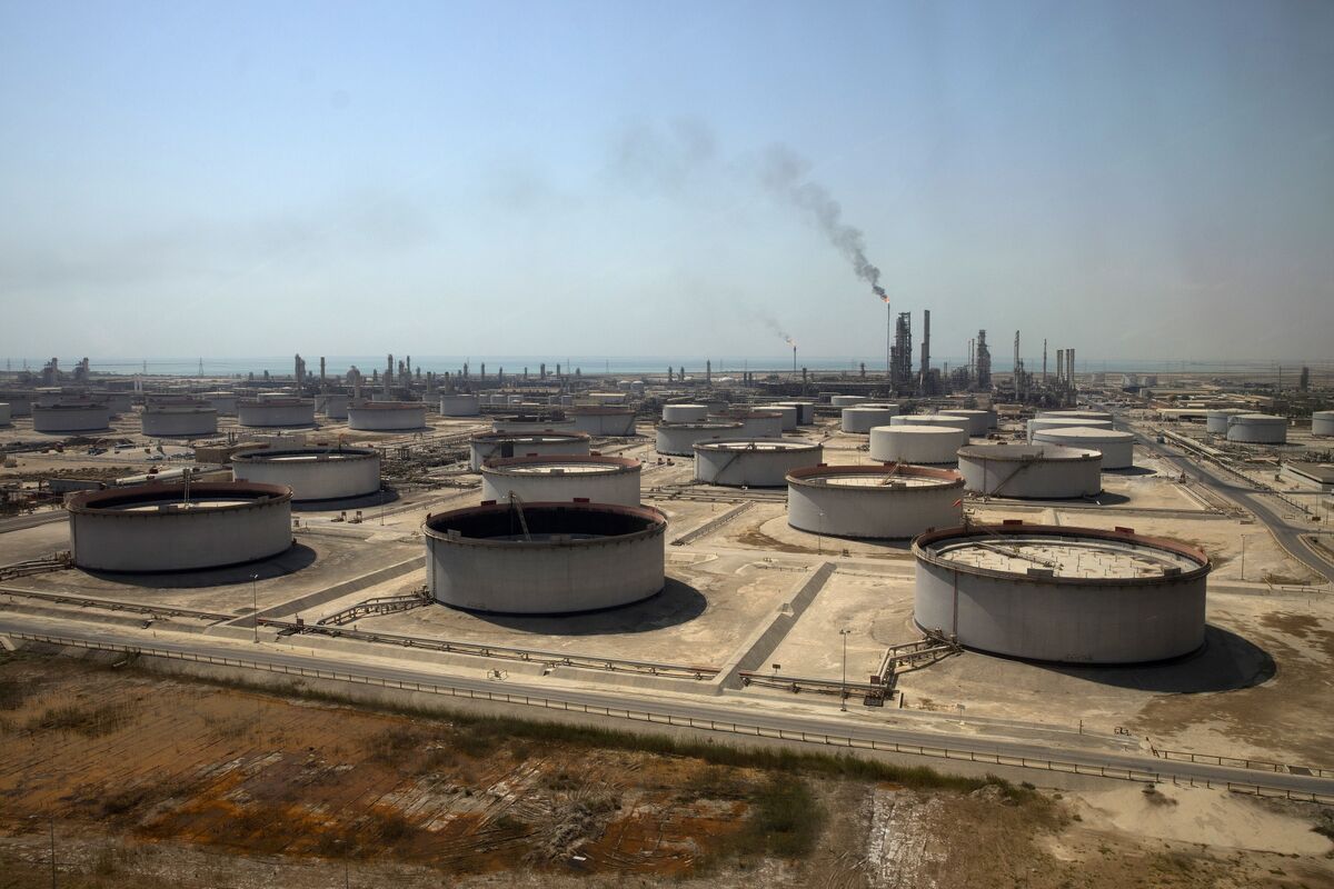 Saudis Offer Oil Near Oman in Possible Sign of Shuttling