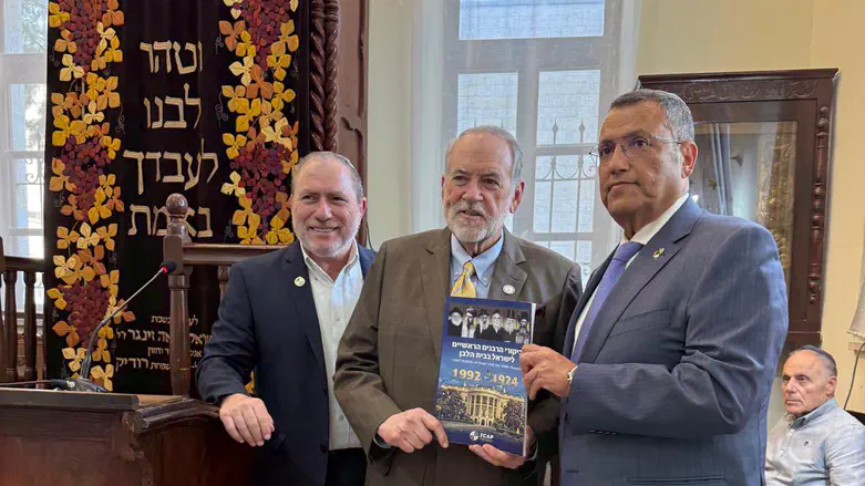On anniversary of death: US Ambassador Huckabee visits Rabbi Kook's house